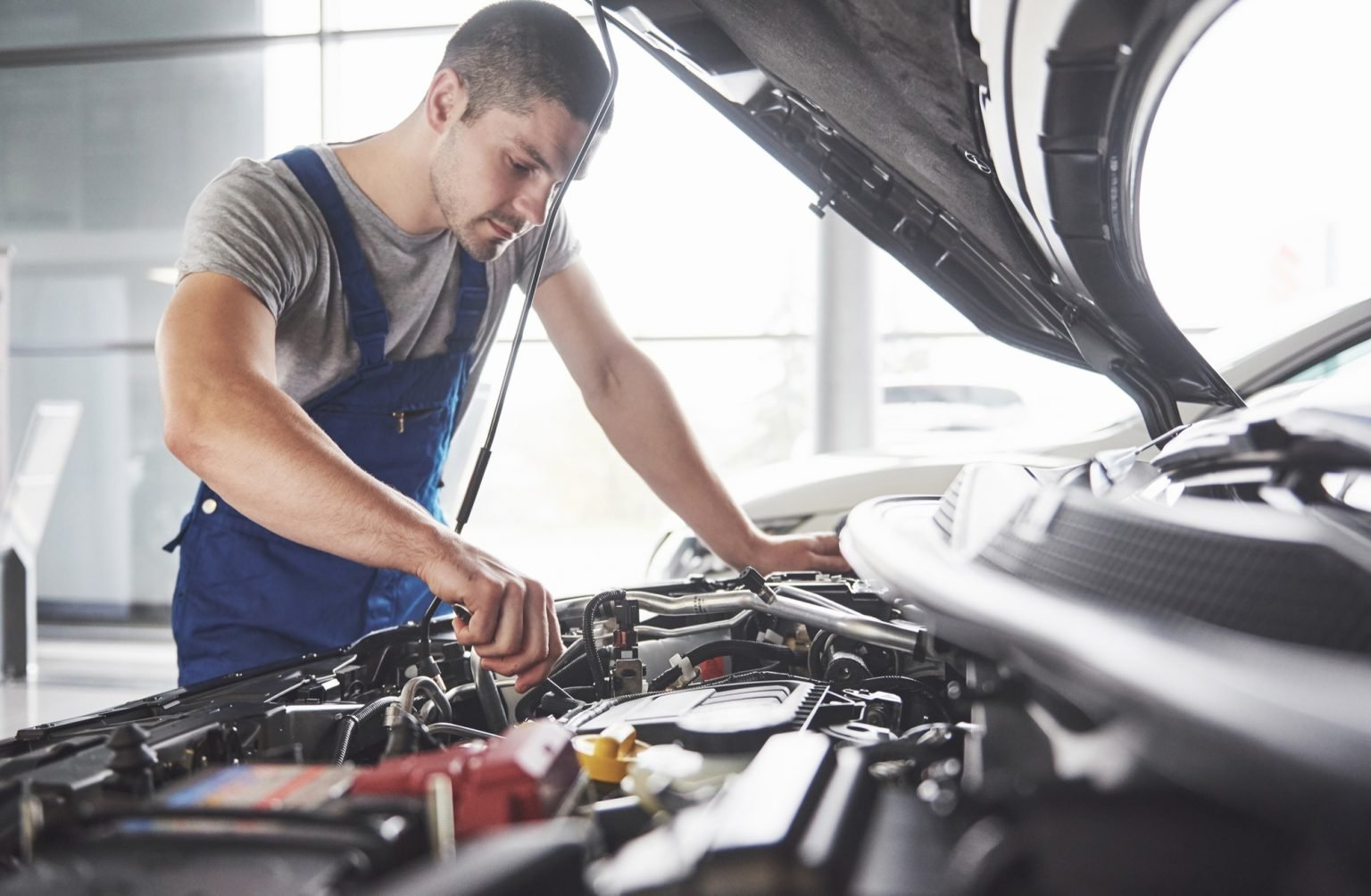 Mécanicien répare un moteur d'une voiture