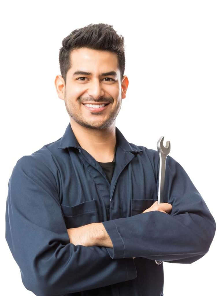 un mécanicien souriant les bras croisé tenant une clef a molette