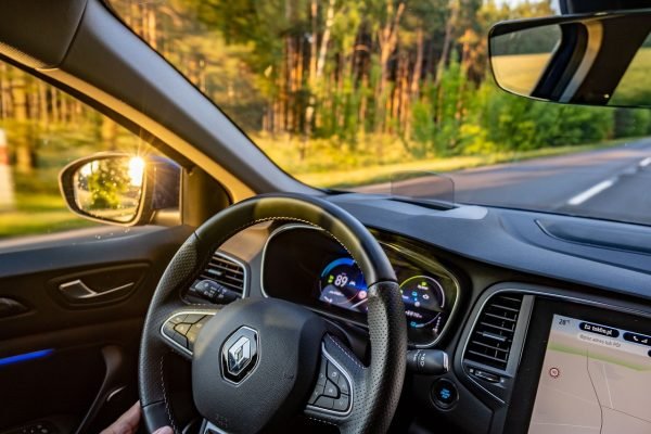 intérieur de voiture de luxe tablette volant et horizon