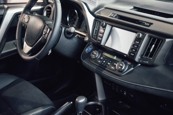 intérieur lamborgini visible volant, tablette, radio levier de vitesse incorporé version cuire